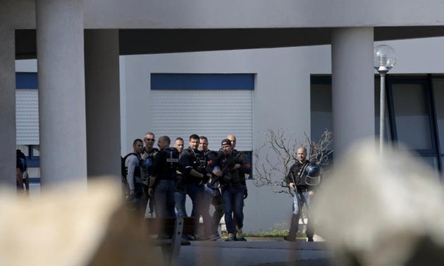 Во Франции объявлено чревычайное положение после  стрельбы в лицее