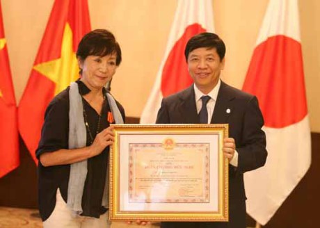 Вручение ордена дружбы лицам, помогающим вьетнамцам, пострадавшим от диоксина 