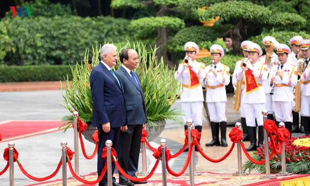 Премьер Турции смотрит с оптимизмом на будущее вьетнамо-турецких отношений  