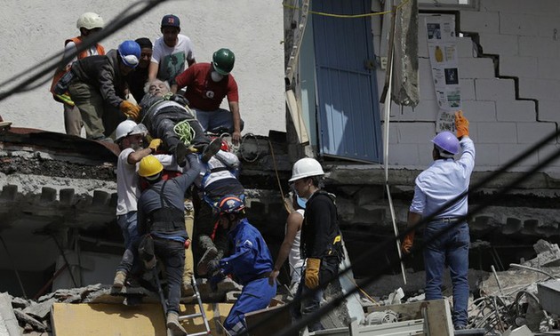 Количество жертв в результате землетрясения в Мексике возросло