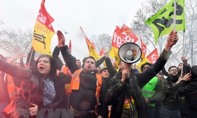 Крупные профсоюзные организации во Франции призвали провести забастовку 