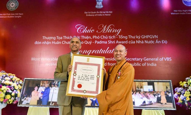 Бонза Тхить Дык Тхиен стал первым вьетнамцем, получившим орден «Падма Шри» от индийского государства