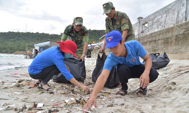 Молодежь дельты реки Меконг участвует в волонтерской кампании по защите моря и островов страны