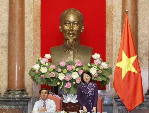 Вице-президент СРВ Данг Тхи Нгок Тхинь приняла авторитетных представителей нацменьшинств