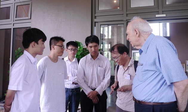 Профессор Джером Айзек провел встречу с вьетнамскими студентами и школьниками