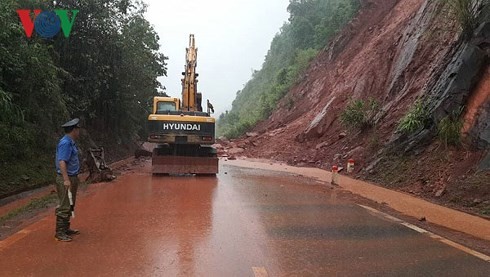 В разных провинциях и городах Вьетнама ликвидируют последствия дождевых паводков
