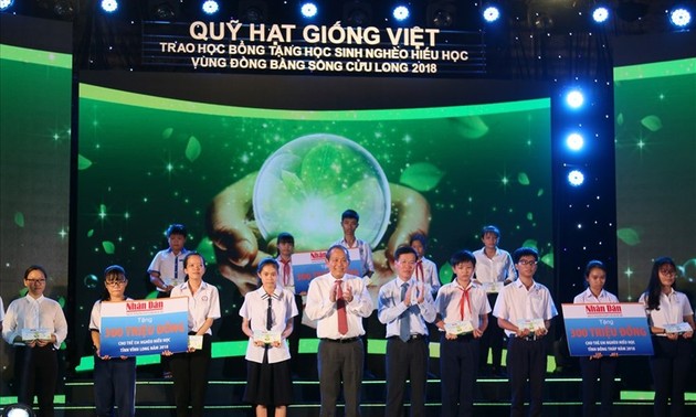 Состоялась церемония вручения стипендий Фонда «Семена Вьетнама» школьникам из бедных семей региона дельты реки Меконг