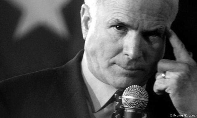 Американские политики и мировые лидеры скорбят о смерти сенатора Джона Маккейна