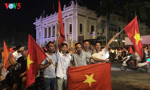 Вьетнамские болельщики воспевают успехи Олимпийской мужской сборной Вьетнама по футболу на АSIAD-2018