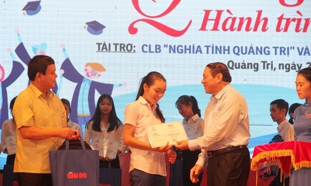 Более 200 стипендий были вручены малоимущим студентам-первокурсникам в дельте реки Меконг