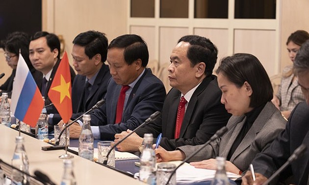 Глава ОФВ и зампредседателя НС СРВ встретились с сотрудниками посольства Вьетнама и представителями вьетнамской диаспоры в РФ