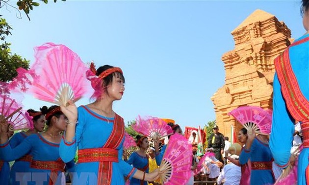 Народность Тям радостно празднует фестиваль Катэ 2018 