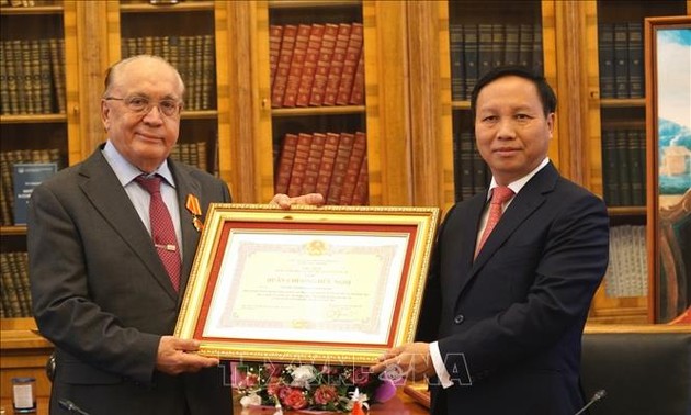 Вьетнам наградил МГУ орденом Дружбы