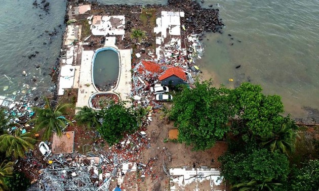 Число жертв в результате цунами в Индонезии продолжает расти