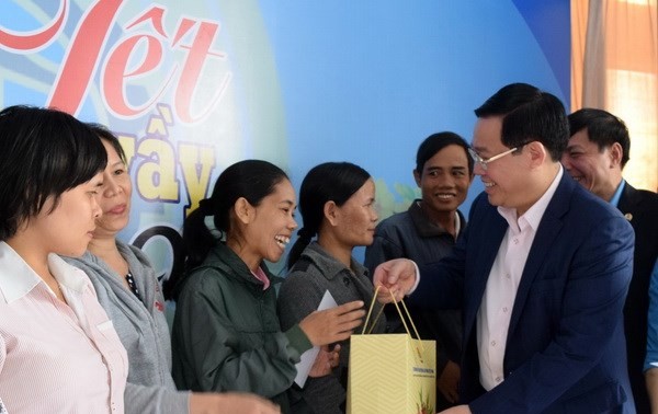 Партия и государство Вьетнама заботятся о рабочих в канун Нового года по лунному календарю