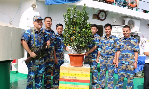 Новогодние подарки согревают сердца жителей и военнослужащих на островах Чыонгша