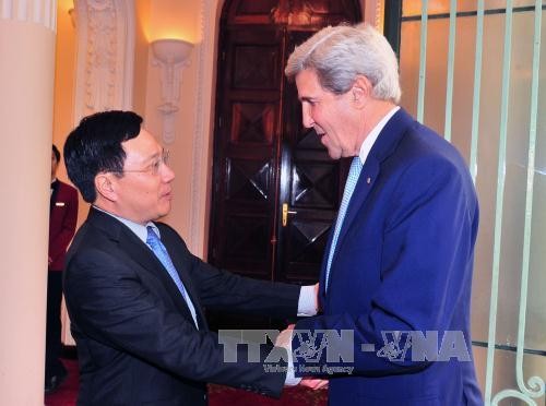 Вице-премьер, глава МИД СРВ Фам Бинь Минь принял экс-госсекретаря США Джона Керри