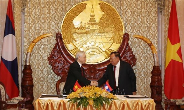 Вьетнам и Лаос вместе идут по пути за национальную независимость и социализм