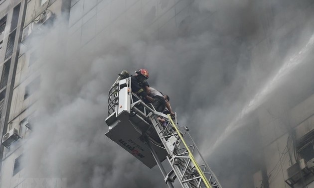 Число жертв пожара в небоскребе в Бангладеш продолжает расти