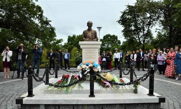 Во Владивостоке открылся памятник Президенту Хо Ши Мину 