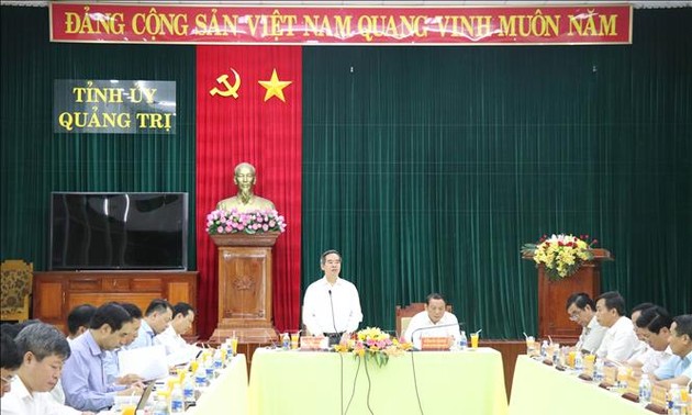 Заведующий Отделом ЦК КПВ по экономическим вопросам Нгуен Ван Бинь провел рабочую встречу с руководителями парткома провинции Куангчи