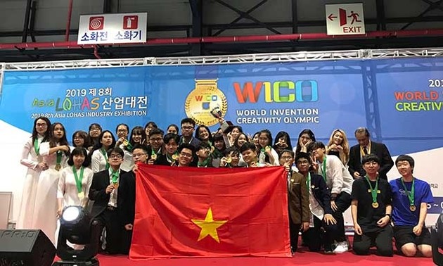 Вьетнамские школьники завоевали золотые медали на Всемирной олимпиаде по творчеству и изобретательству