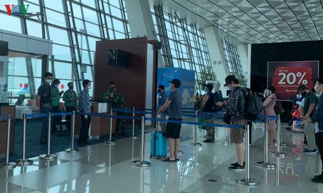 105 вьетнамских граждан вернулись домой из Индонезии