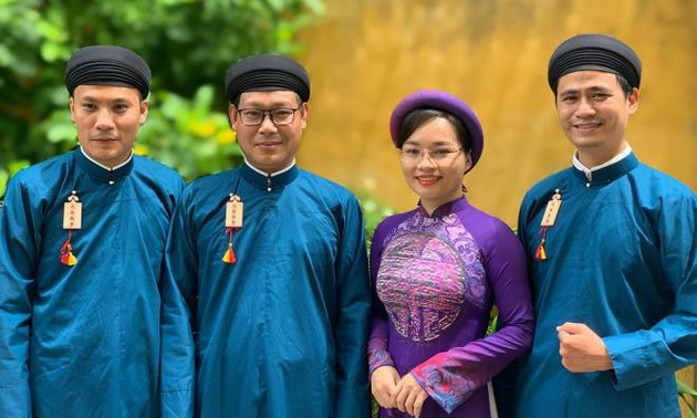 Госслужащие в городе Хюэ надевают традиционное платье на работе