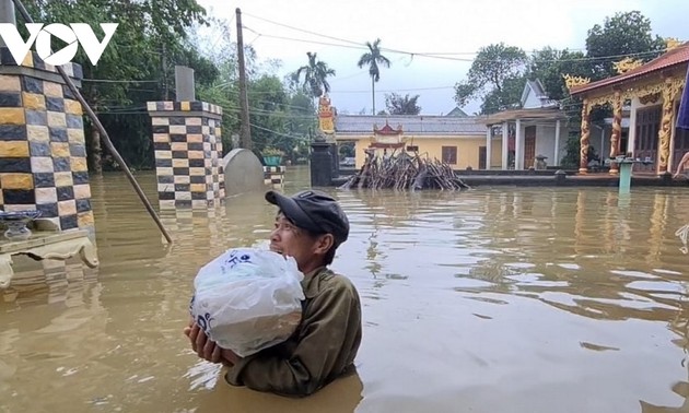 Проливные дожди и наводнения привели к человеческим жертвам и материальному ущербу в Центральном Вьетнаме и на плато Тэйнгуен 