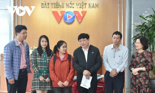 Радио «Голос Вьетнама» подарило электроскутер бедной студентке, проживающей в центральной части Вьетнама