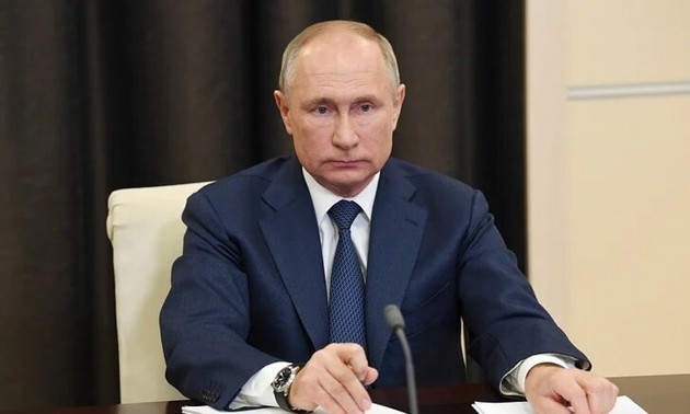 Президент РФ подписал законы о верховенстве Конституции России над международными актами 