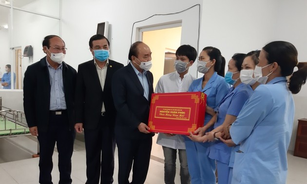 Руководители Вьетнама вручили новогодние подарки гражданам, находящимся в трудной жизненной ситуации