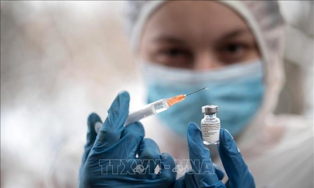Европейское агентство лекарственных средств требует от производителей вакцины проверить эффективность их препарата на новый штамм коронавируса