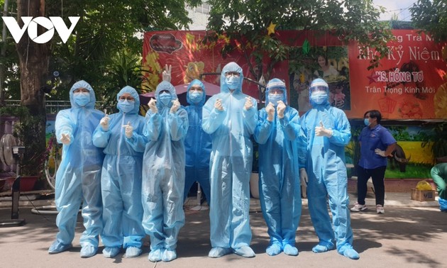 Будущие вьетнамские врачи вступают в бой с Covid-19 в городе Хошимине