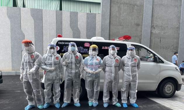 Молодые-волонтеры находятся на переднем крае борьбы с пандемией COVID-19 в городе Хошимине 