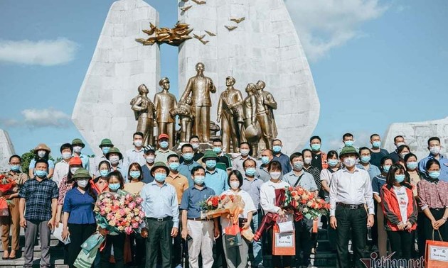 29 медиков и врачей из провинции Куангбинь добровольно вступают в бой с коронавирусом в городе Хошимине