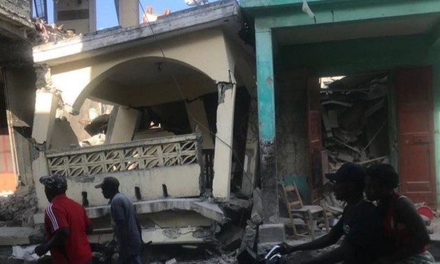 В результате мощного землетрясения в Гаити погибли более 300 человек 