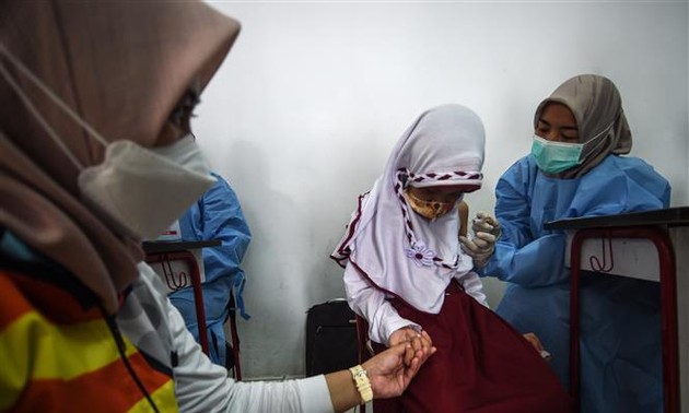 Правительства стран призвали своих граждан строго соблюдать профилактические меры и делать бустерную дозу вакцины против коронавируса