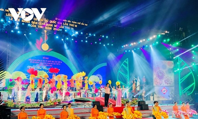 Закрылись 3-й национальный фестиваль мастеров южновьетнамского народного искусства «дон-ка-тай-ты» и 9-й фестиваль южных традиционных пирогов в городе Кантхо - 2022