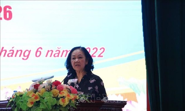 Руководители Партии и Государства Вьетнама встретились с избирателями многих районов 