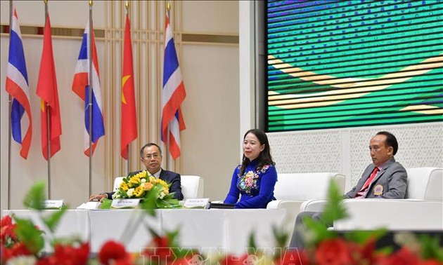 Вице-президент Вьетнама Во Тхи Ань Суан встретилась с представителями вьетнамской диаспоры в провинции Удонтхани (Таиланд) 