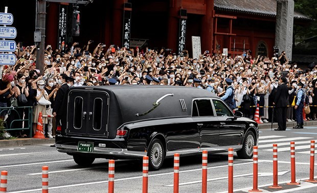 Большое количество японцев пришло на церемонию прощания с бывшим премьер-министром Японии Синдзо Абэ