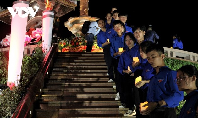 Молодые люди по всей стране зажигают свечи в память о героях и павших фронтовиках