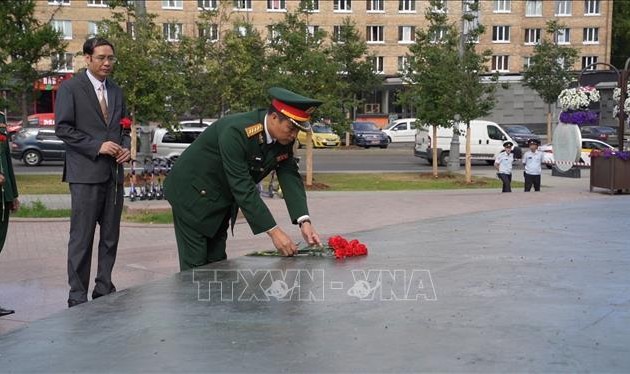 Делегация Вьетнама, участвующая в АрМи, возложила цветы к памятнику Президенту Хо Ши Мину в Москве. 