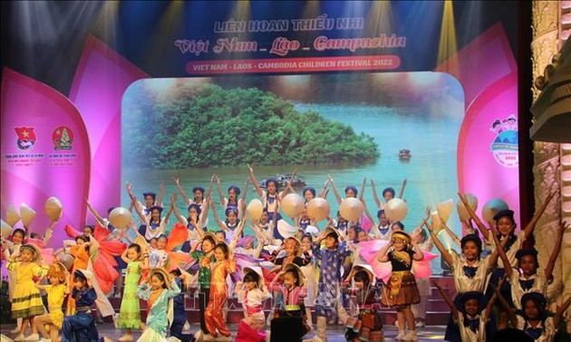 Укрепление дружбы между детьми Вьетнама, Лаоса и Камбоджи