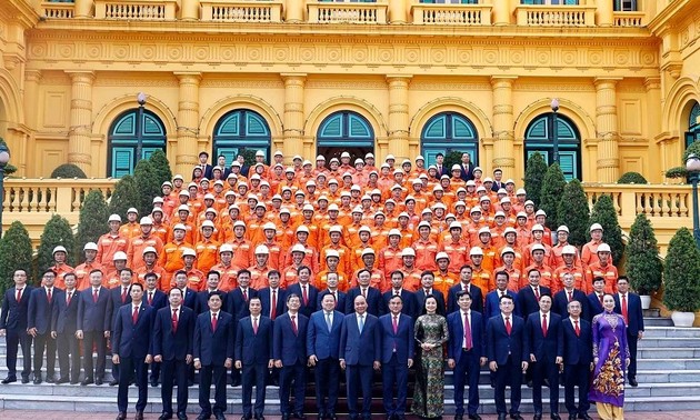 Президент Вьетнама встретился с лучшими  рабочими в сфере электроэнергетики