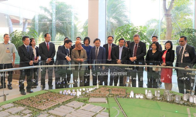 Президент Сингапура совершила рабочую поездку в промзону провинции Бакнинь 