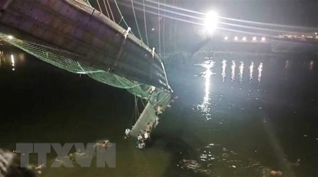 Обрушение моста в Индии унесло жизни по меньшей мере 91 человека
