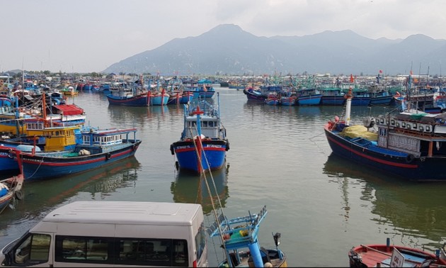 Рыбаки деревни Кана провинции Ниньтхуан выходят в море в знак защиты суверенитета страны  