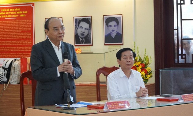 Президент Вьетнама вручил подарки малоимущим в ходе программы «Тэт милосердия» в провинции Киензянг 
